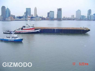 Illustration for article titled Photos of Plane Being Lifted From the Hudson Are Staggering